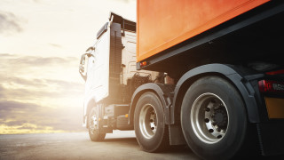 Чешката полиция задържа камион с 30 нелегални мигранти край столицата