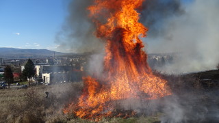 Голям пожар избухна в Благоевград съобщават от БНТ Три екипа
