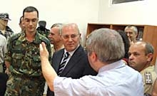 Близнаков връчва сертификат на контингента, заминаващ за Кабул