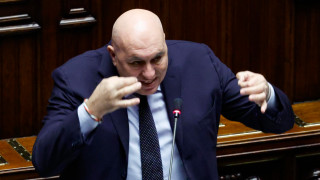 И италианският министър на отбраната влезе в болница