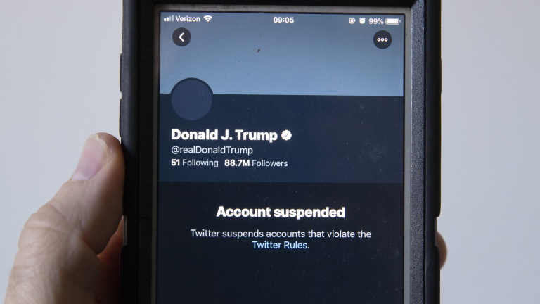 Туитър обяви, че е блокирал повече от 70 000 профила,