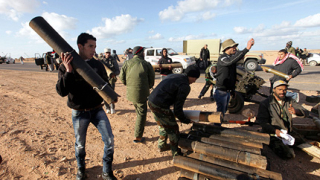 Либийците бягат, докато лоялисти и опозиция се готвят за нови битки