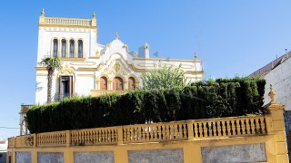 Милиардерите обичат да си купуват комплекси от имоти заради редица