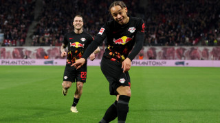 Крилото на Пари Сен Жермен Шави Симонс който играе под