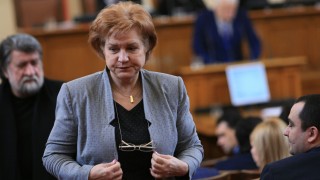 Нинова преиграва и опитва да остане лидер на БСП, смята Менда Стоянова