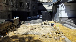 ДБ пуска сигнал до прокуратурата във връзка с незаконните антипаркинг колчета пред НС