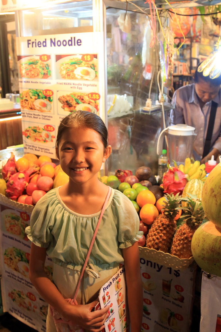 Тя върви на учебно заведение единствено в понеделник и вторник. През останалото време оказва помощ на майка си на количката с плодове
