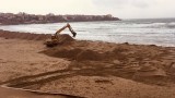  Багер продължава да копае на Централия плаж в Созопол 