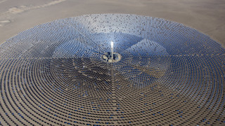 Соларният гигант от пустинята, който предизвиква Мъск и Tesla