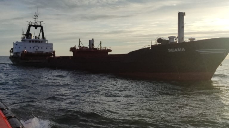 Експлозия е станала на товарен кораб край румънското крайбрежие, съобщава