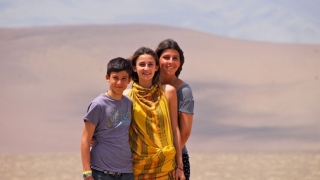 Княз Кирил заведе децата си на ваканция в пустинята