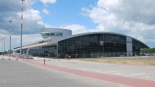 Призрачното летище, от което никой не лети, а Полша се надява да продаде