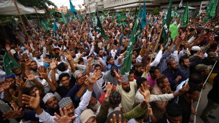 Десетки хиляди протестираха в Пакистан срещу повторното отпечатване на карикатури