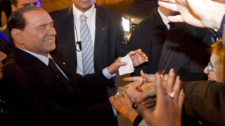 Берлускони си тръгна от властта със сабя и китайска ваза
