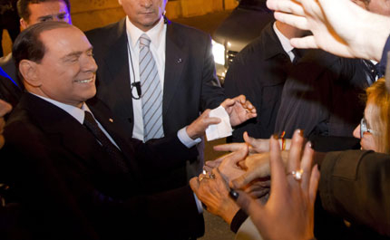 Берлускони си тръгна от властта със сабя и китайска ваза