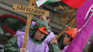 Хиляди на протест за по-високи пенсии; ДАНС рови 30 чувала бумаги на ислямисти