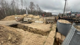Украинските медии разпространиха снимки на защитни съоръжения изградени от Украйна
