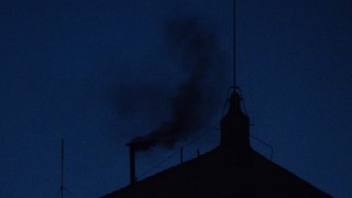 Черен дим се издига от комина на Сикстинската капела което