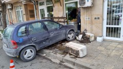Шофьор без книжка се вряза в магазин в центъра на Бургас