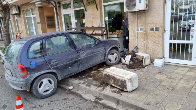 Кола се вряза в зеленчуков магазин в центъра на Бургас,
