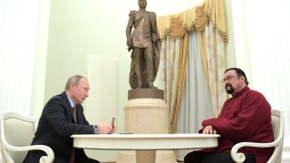Путин даде руския паспорт на Стивън Сегал