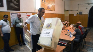 Пашинян запазва властта си в Армения въпреки поражението в Нагорни Карабах