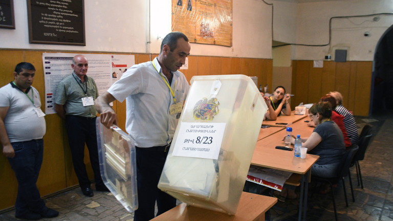 Пашинян запазва властта си в Армения въпреки поражението в Нагорни Карабах