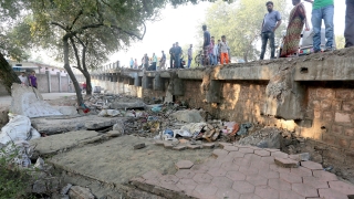 Най-малко 15 загинали при рухване на надлез в Индия
