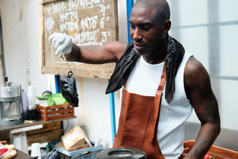 Дерек Хардън като Хамид в "Черно море"