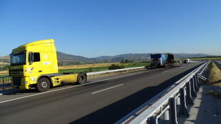 Тежкотоварен автомобил гори в аварийната лента при км 41 на