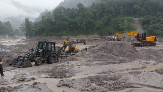 Броят на загиналите от внезапните наводнения в индийските Хималаи се покачи до 74