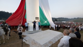 Подигравки и аплодисменти: Най-бедната страна в ЕС откри най-високия пилон в блока