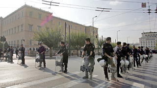 Сблъсъци в Атина след самоубийството на пенсионер пред парламента