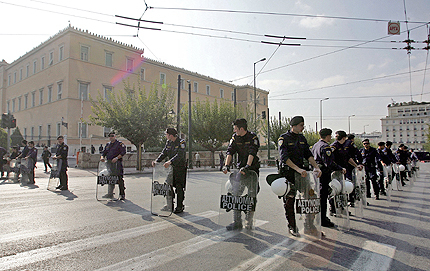 Сблъсъци в Атина след самоубийството на пенсионер пред парламента