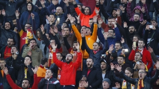 Галатасарай спечели титлата в Турция, екшън с Адебайор и феновете на двата тима