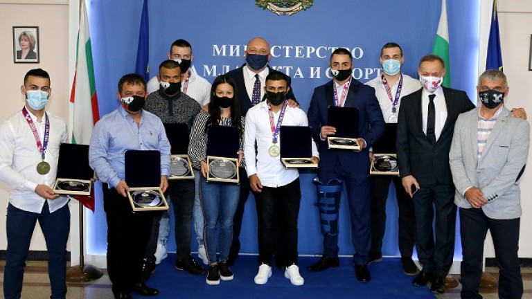 Министър Кралев награди медалистите от Европейското първенство по вдигане на тежести