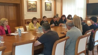 Министър Нинова договори увеличение на заплатите във ВМЗ Сопот уверяват