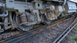  Влак дерайлира край Момчилград поради паднали скали 