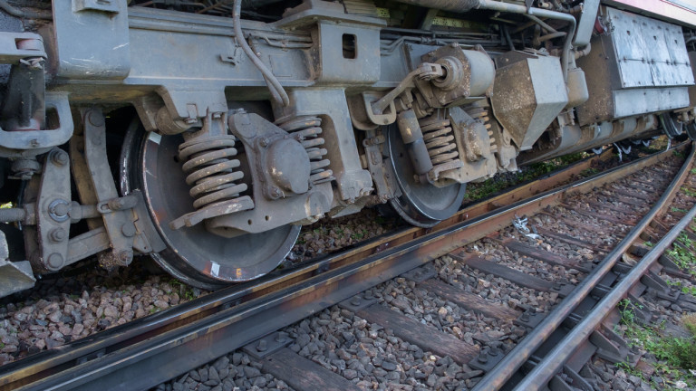 Два вагона на товарен влак дерайлираха на гара Раднево, съобщи