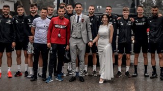 Футболистите на Локомотив (Пловдив) уважиха сватбата на влюбена двойка