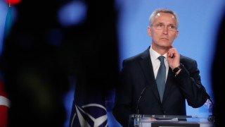 Столтенберг размисли и остава начело на НАТО още година