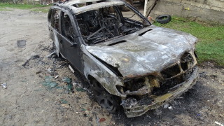 Неизвестен извършител е запалил 4 коли собственост на 34 годишен мъж