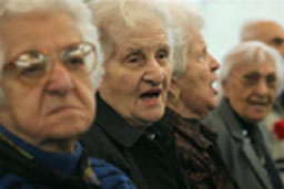 Държавата ще плаща на пенсионери да гледат внучетата си