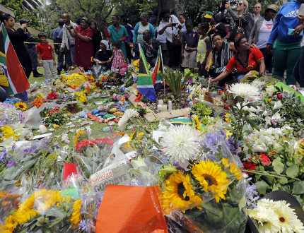 100 000 души се поклониха пред тленните останки  на Мандела