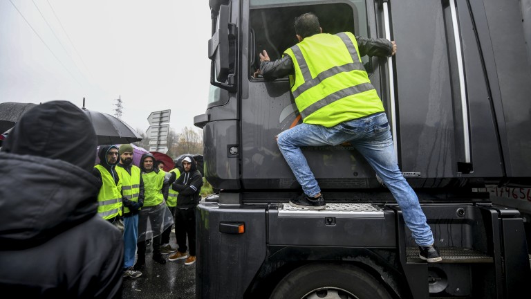 Малки протести на „жълтите жилетки” във Франция