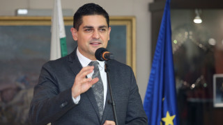 Министър Радостин Василев говори пред медиите след като участва в