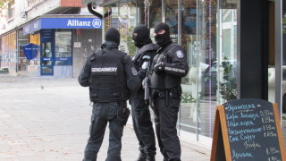 Спецчасти нахлуха в заведения и заложна къща на брата на БСП депутат