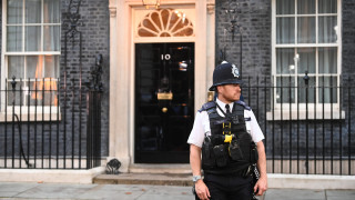 Двама полицаи са били хоспитализирани след като са били намушкани