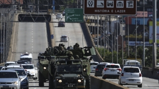 Десетки въоръжени престъпници нахлуха в град Южна Бразилия през нощта