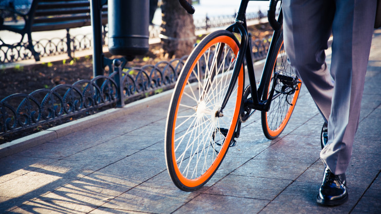 Мъж открадна колело посред бял ден под носа на собственика